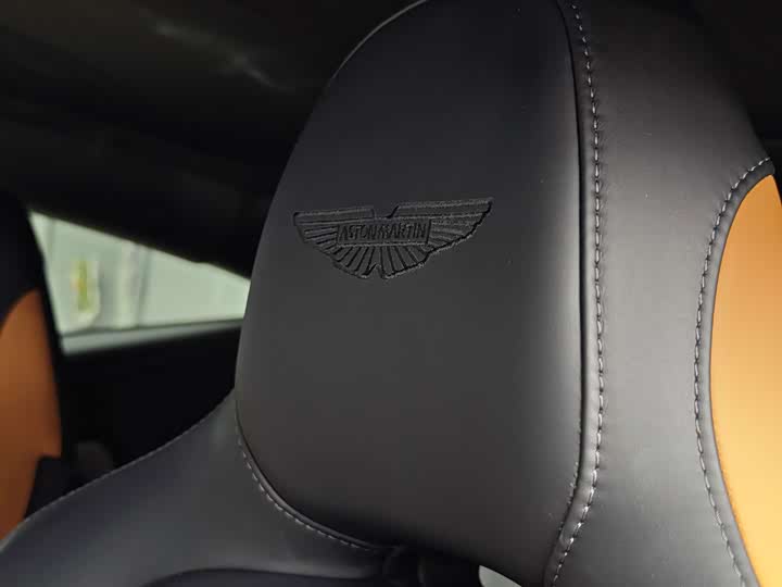 Фото 18 - Aston Martin DB12