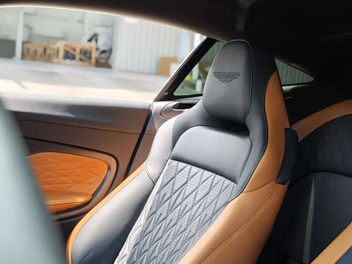 Фото 19 - Aston Martin DB12