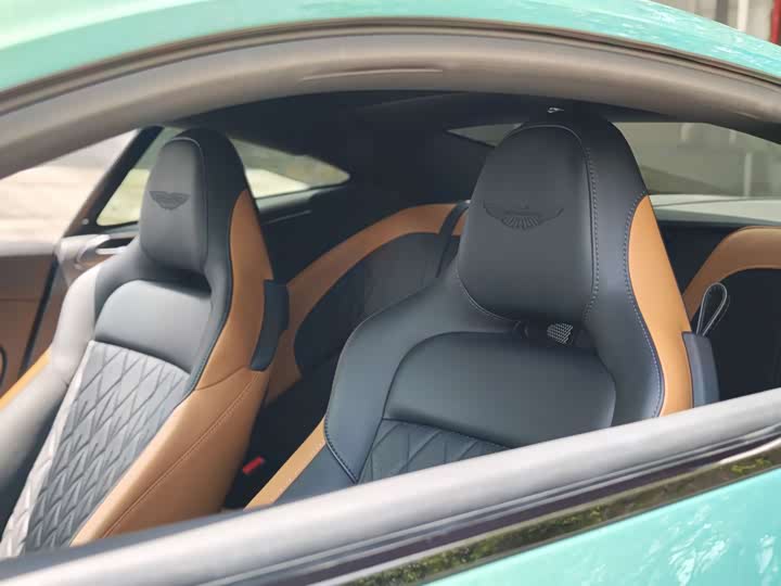 Фото 20 - Aston Martin DB12