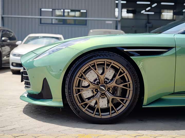 Фото 21 - Aston Martin DB12