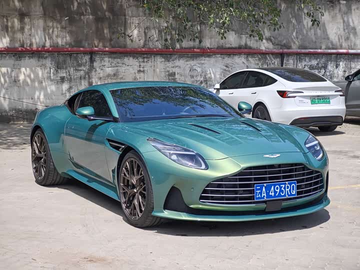 Фото 3 - Aston Martin DB12