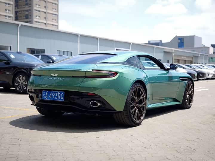 Фото 8 - Aston Martin DB12