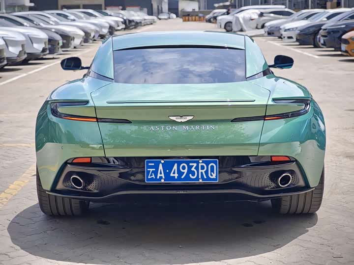 Фото 9 - Aston Martin DB12