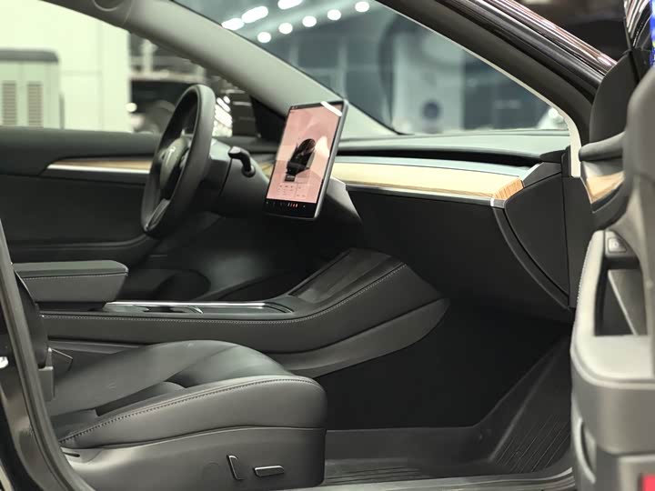 Фото 10 - Tesla Model 3