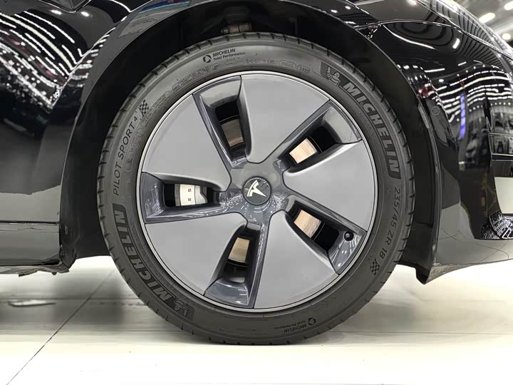 Фото 21 - Tesla Model 3