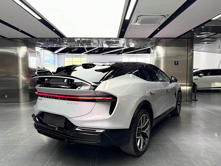 Фото 15 - Lotus Eletre