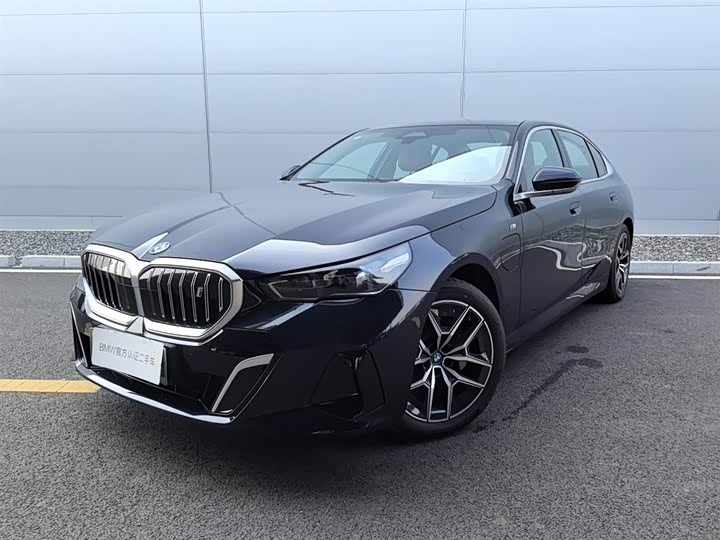 Фото 1 - BMW i5