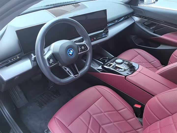 Фото 12 - BMW i5