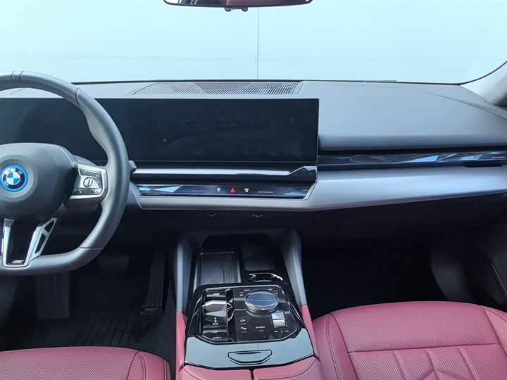 Фото 13 - BMW i5