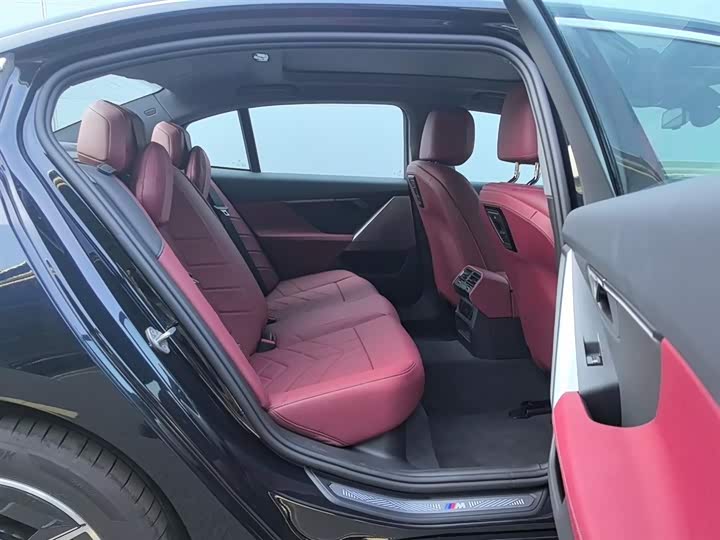 Фото 14 - BMW i5