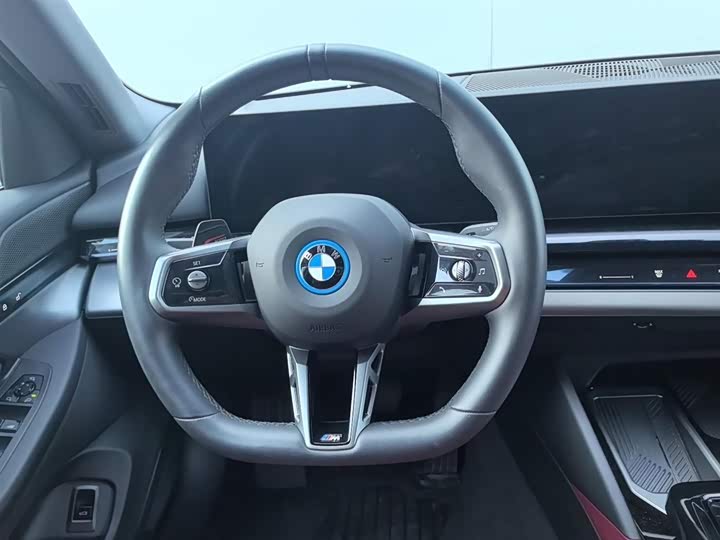 Фото 9 - BMW i5