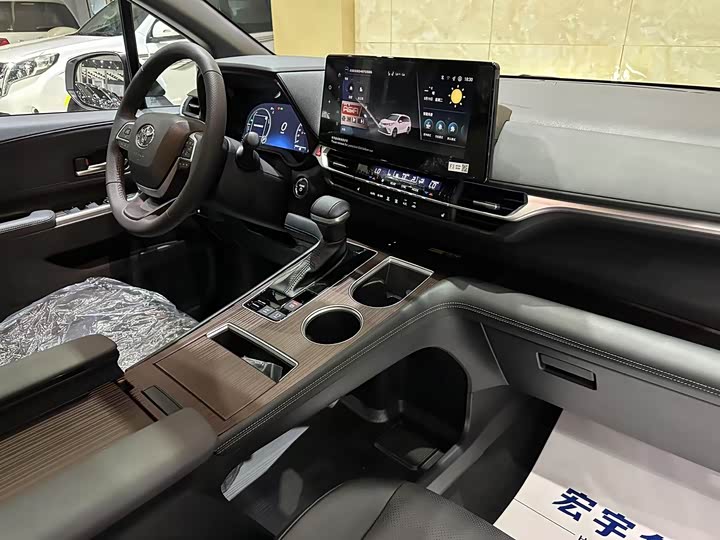 Фото 12 - Toyota Granvia