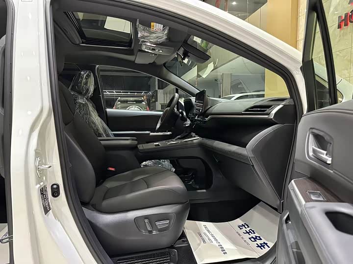 Фото 13 - Toyota Granvia