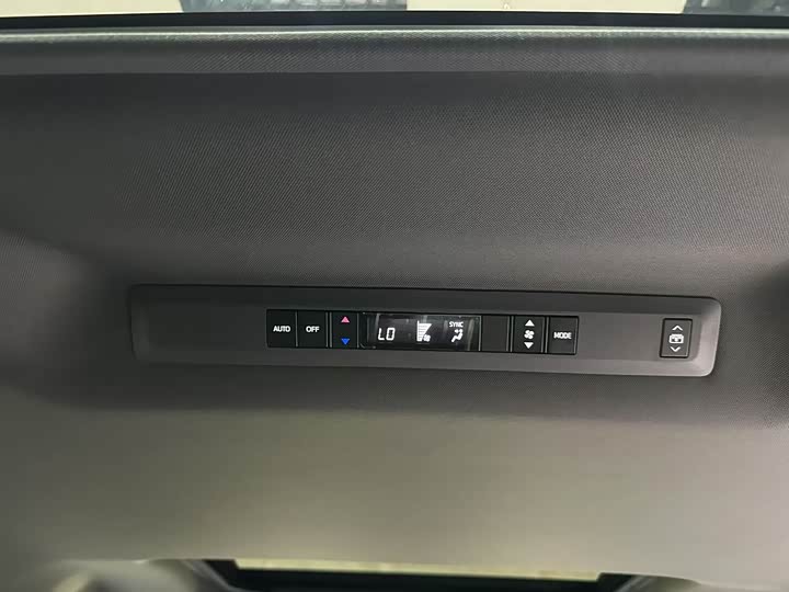 Фото 14 - Toyota Granvia