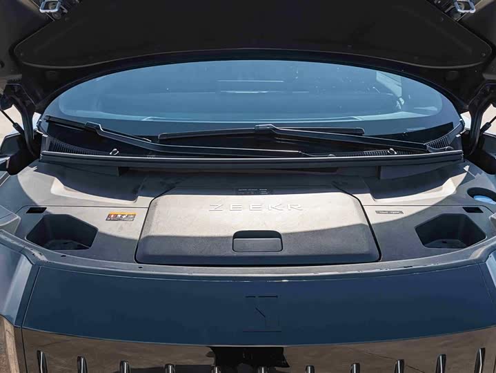 Фото 18 - Zeekr 009
