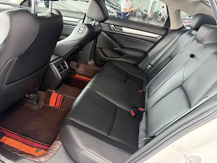 Фото 11 - Honda Accord