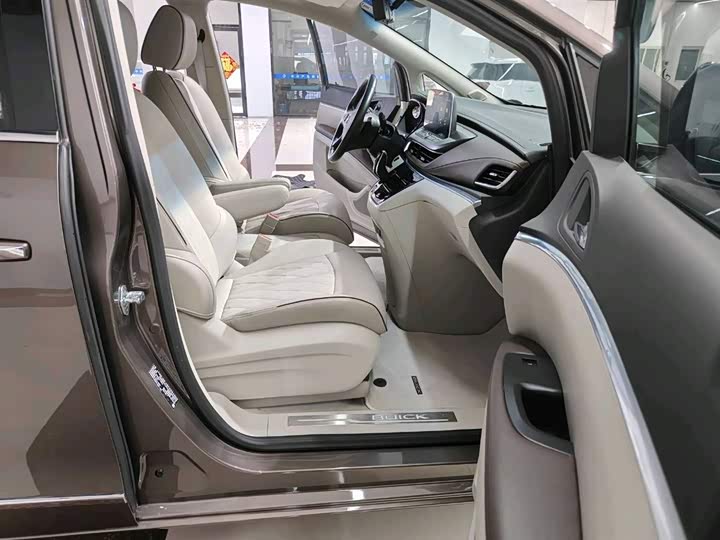 Фото 10 - Buick GL8 ES