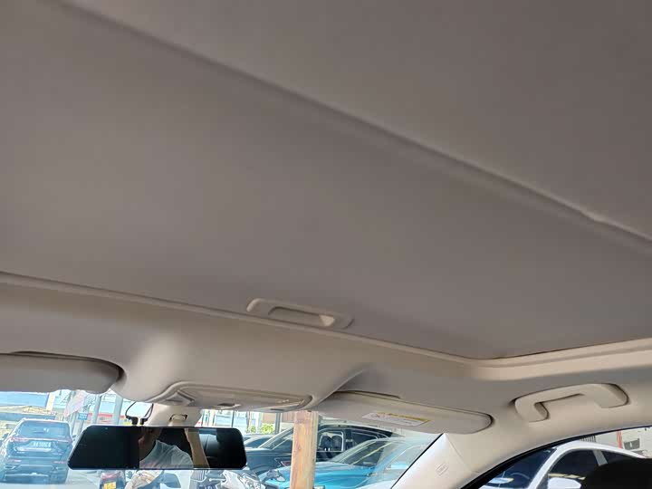 Фото 13 - Hongqi H5