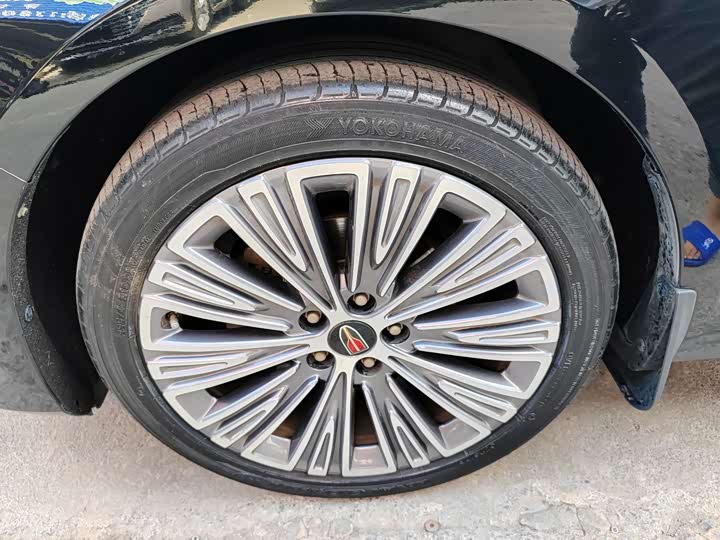 Фото 14 - Hongqi H5