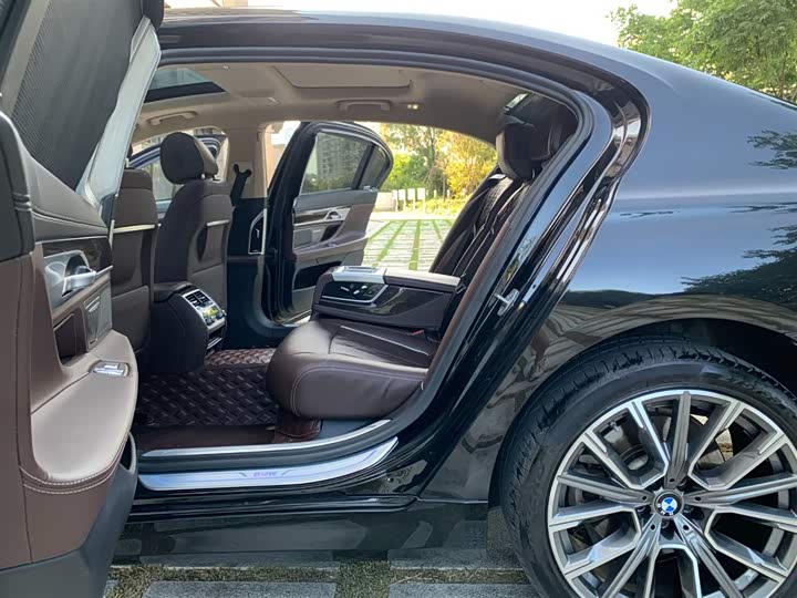 Фото 12 - BMW 7 Series