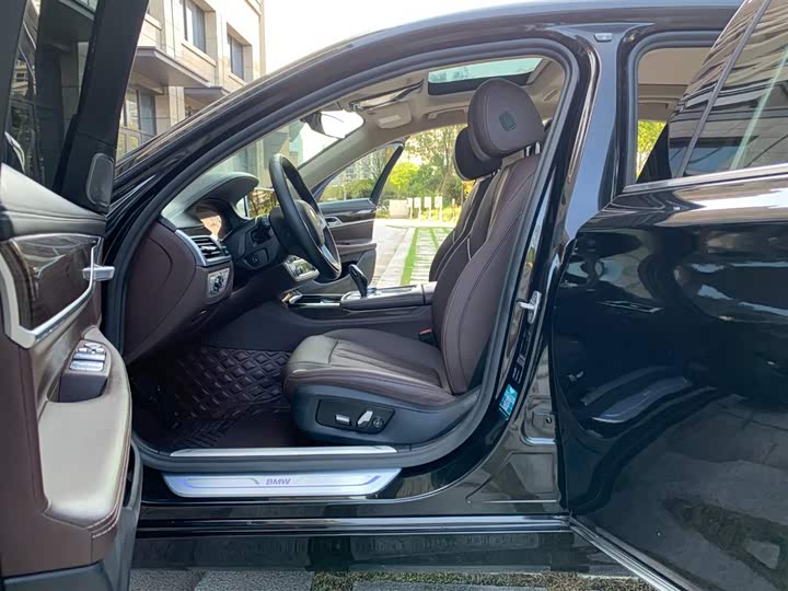 Фото 13 - BMW 7 Series