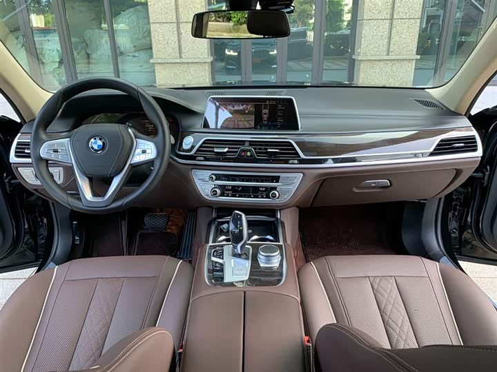 Фото 19 - BMW 7 Series