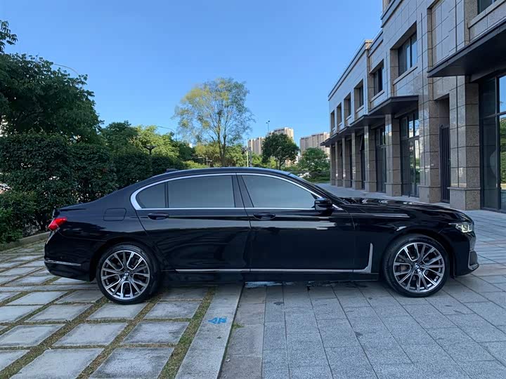 Фото 9 - BMW 7 Series