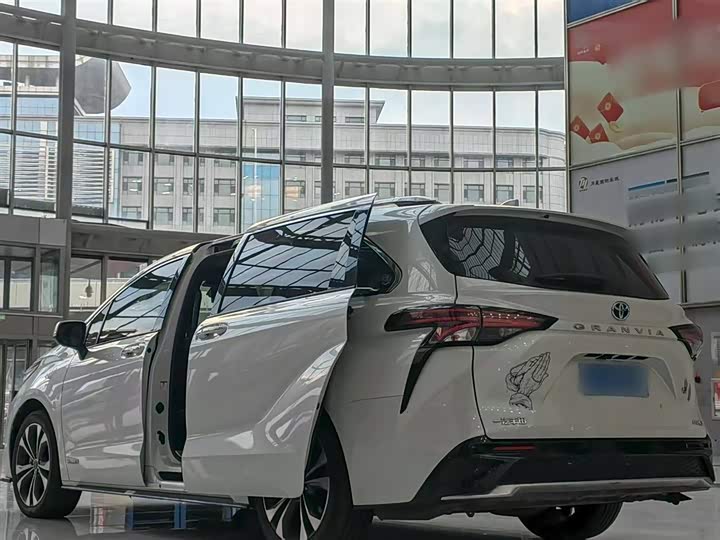 Фото 13 - Toyota Granvia