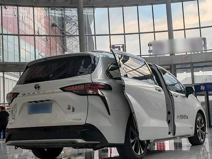 Фото 14 - Toyota Granvia