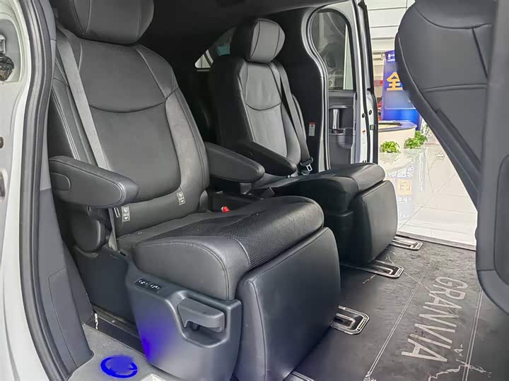 Фото 18 - Toyota Granvia