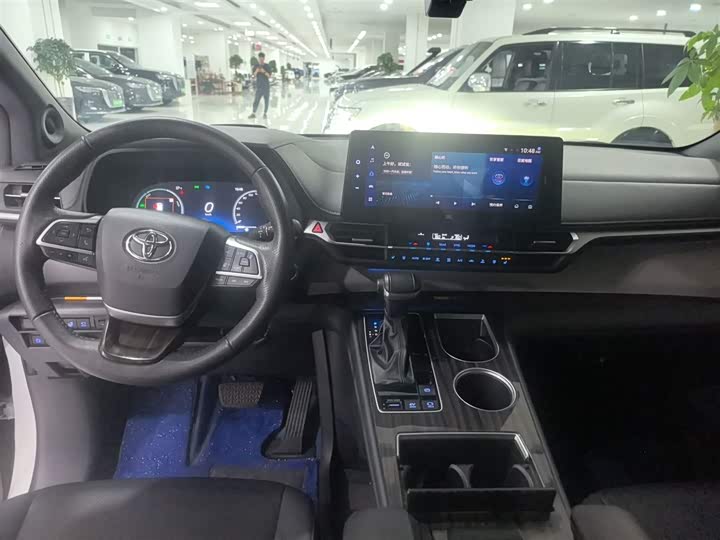 Фото 3 - Toyota Granvia