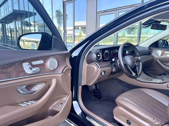 Фото 4 - Mercedes-Benz E-Class