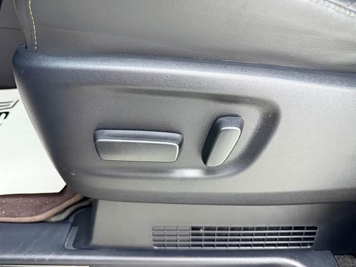 Фото 11 - Lexus LM