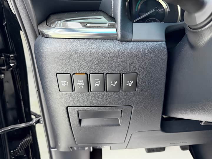 Фото 12 - Lexus LM