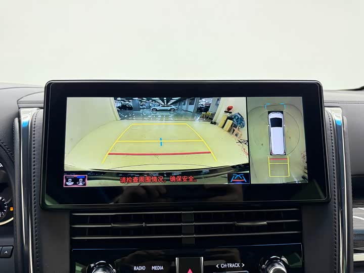 Фото 15 - Lexus LM