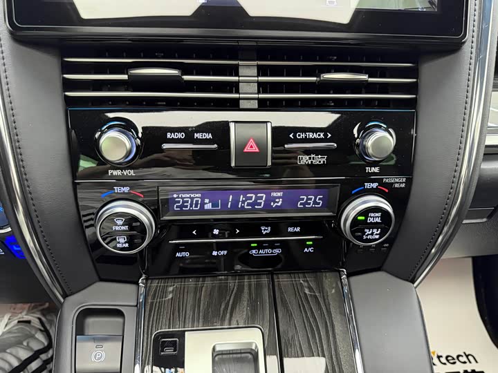 Фото 16 - Lexus LM