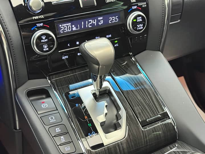 Фото 17 - Lexus LM