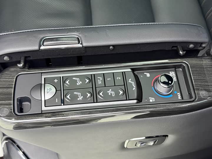 Фото 21 - Lexus LM