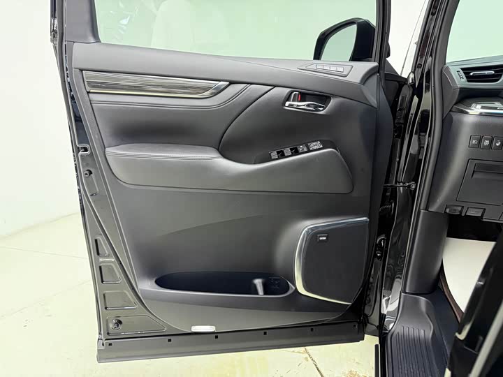 Фото 7 - Lexus LM