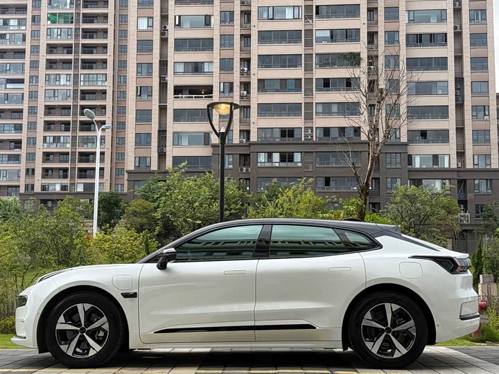 Фото 2 - Zeekr 001