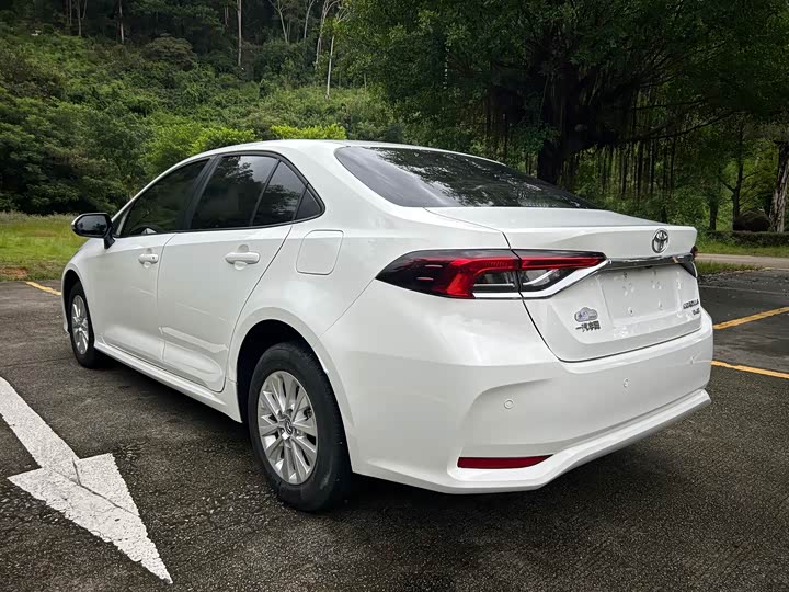 Фото 10 - Toyota Corolla