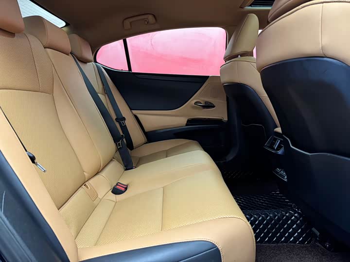 Фото 8 - Lexus ES