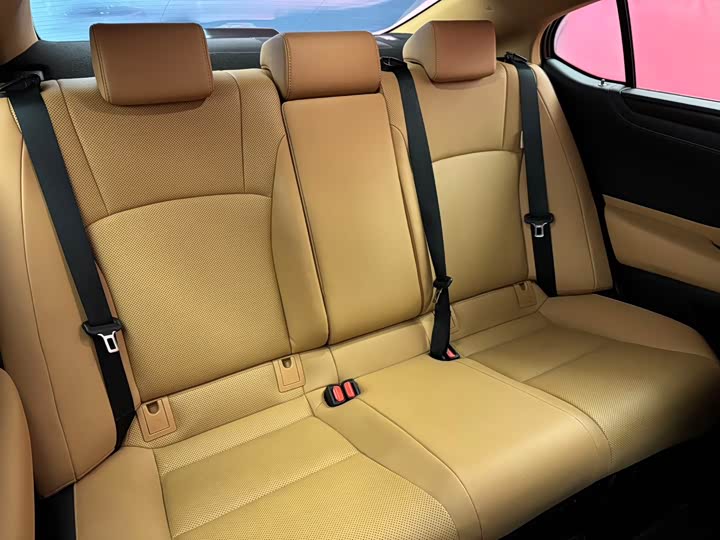 Фото 9 - Lexus ES