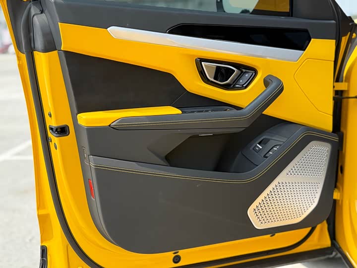 Фото 11 - Lamborghini Urus