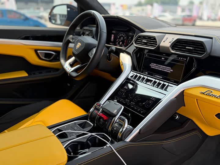 Фото 19 - Lamborghini Urus