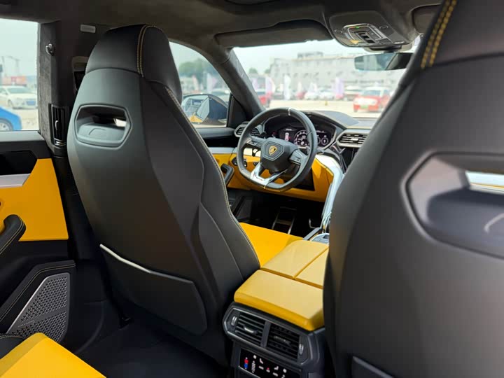 Фото 21 - Lamborghini Urus