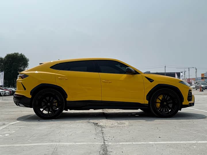 Фото 3 - Lamborghini Urus