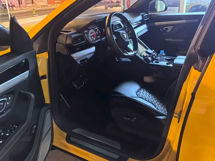 Фото 10 - Lamborghini Urus