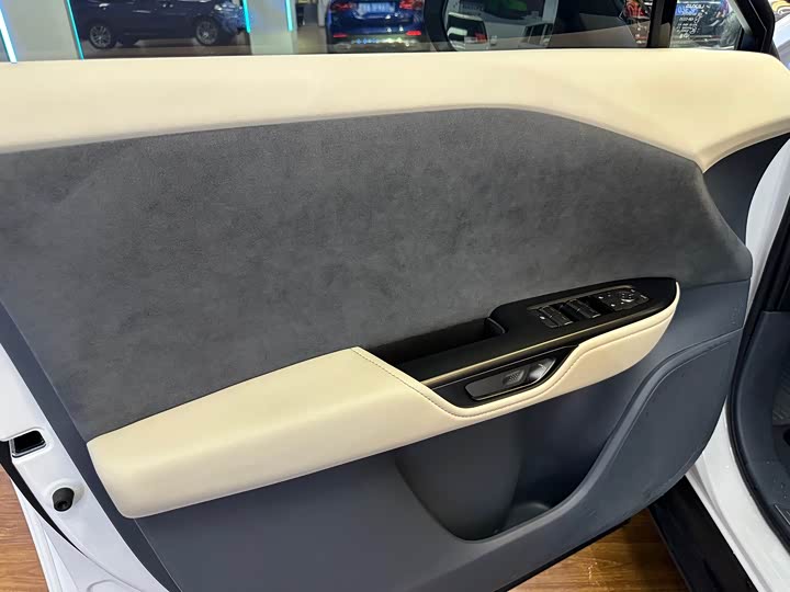 Фото 13 - Lexus RZ