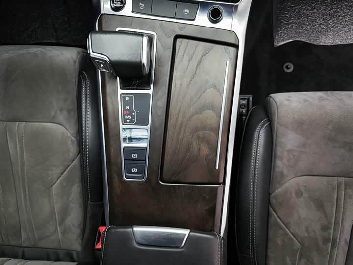 Фото 17 - Audi A6L